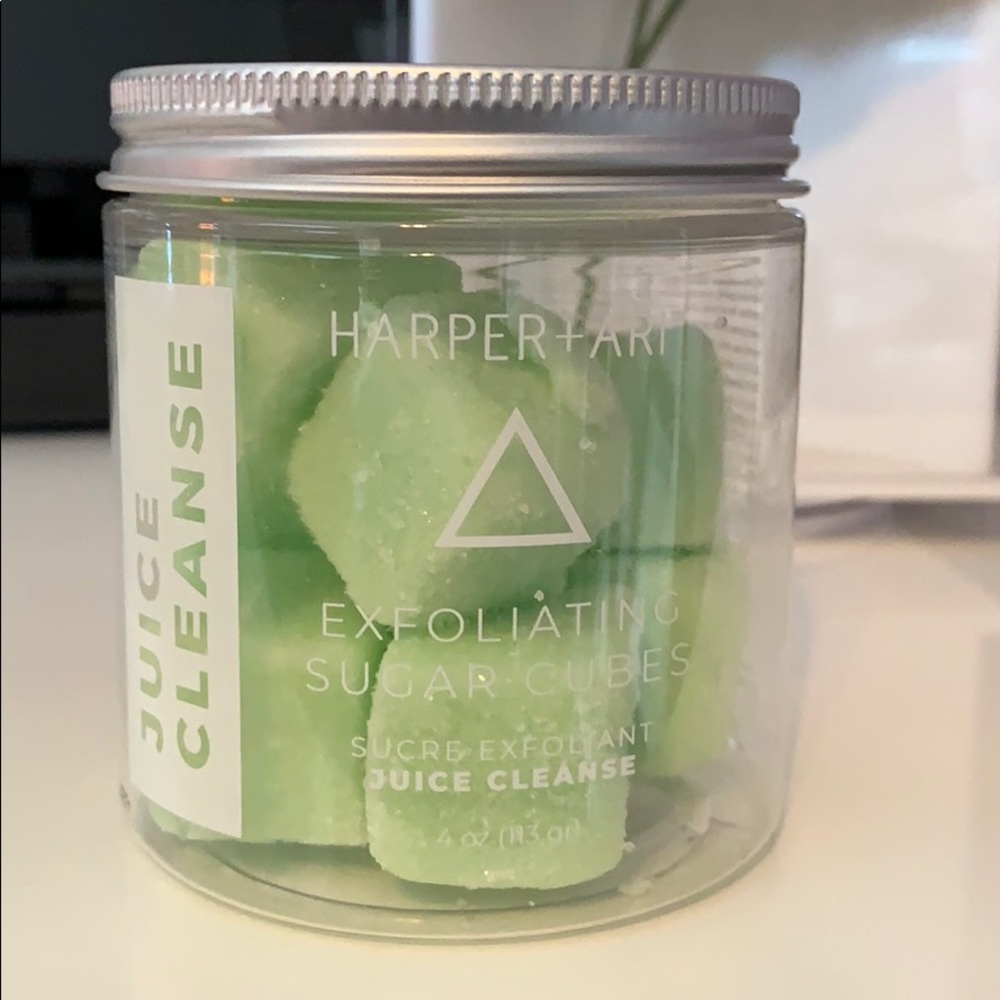 Exfoliating shower sugar cubes